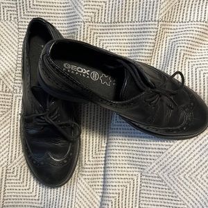 Boys Geox lace up Oxford shoes. Excellent condition size 32 (size 1 in Canada)